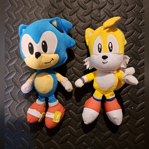 Sonic and Tails 8/9in Plush bundle - Picture 1 of 6